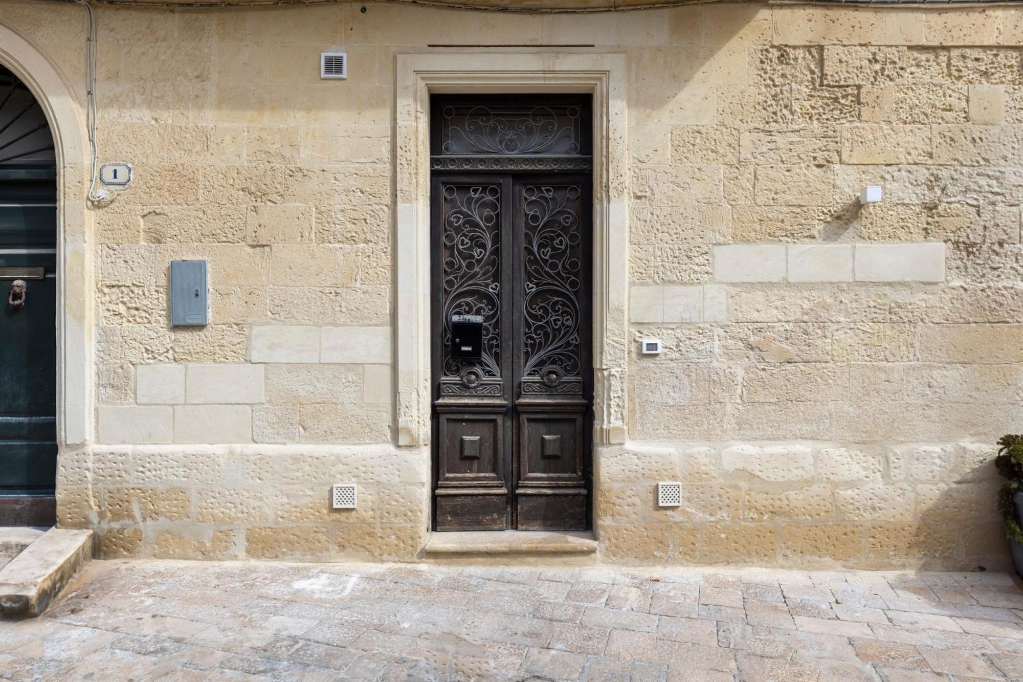 Acquaviva & *